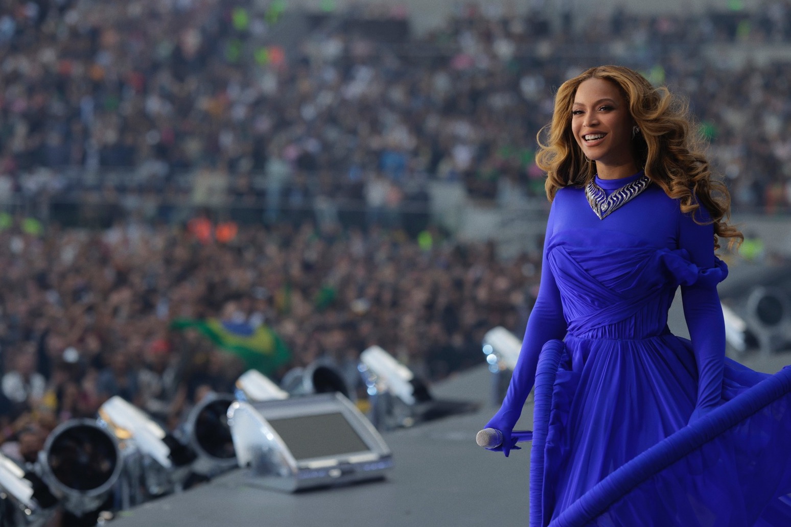 Beyonce kicks off first London show with gratitude during dazzling disco party 