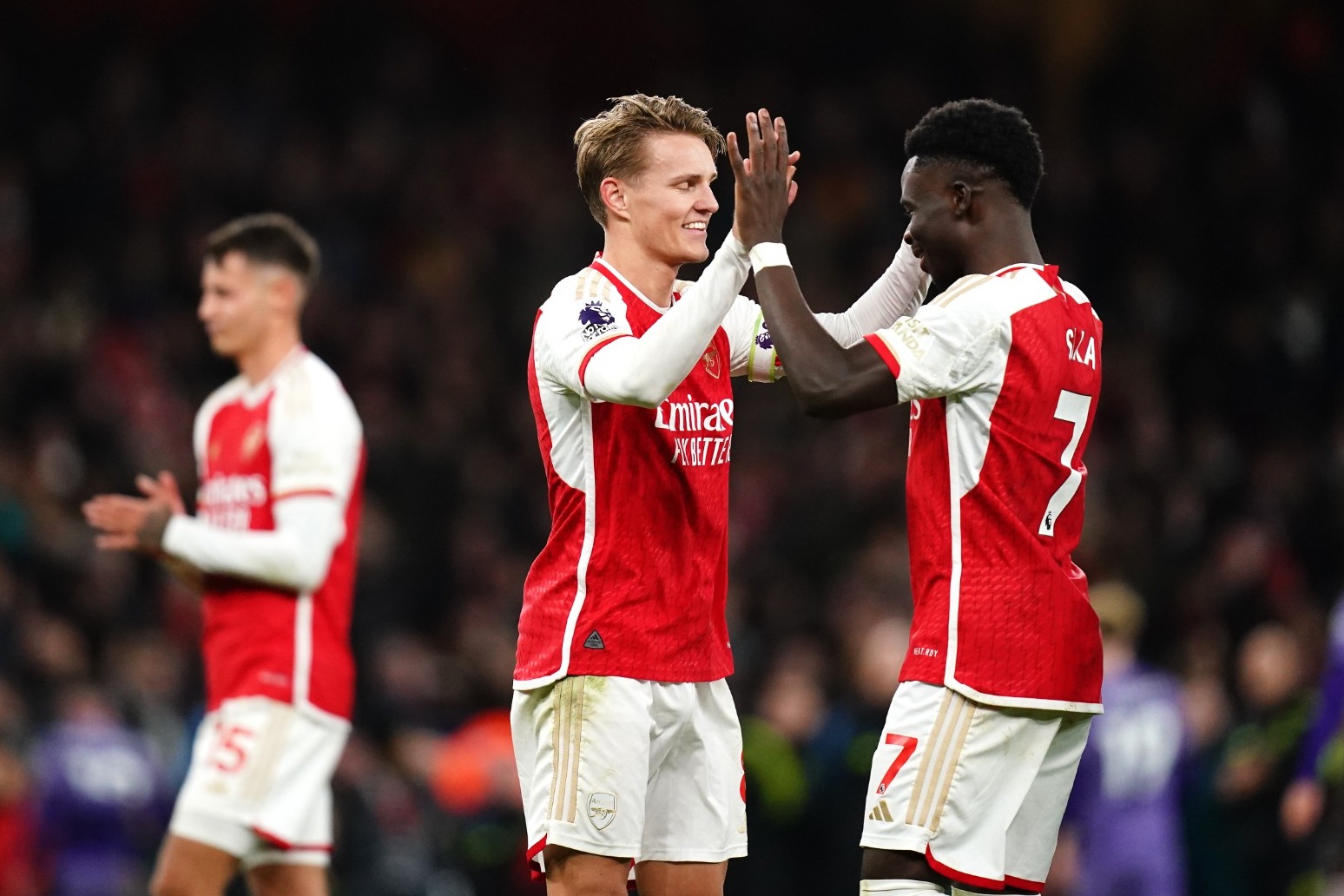 Arsenal cut Liverpool lead to two points 